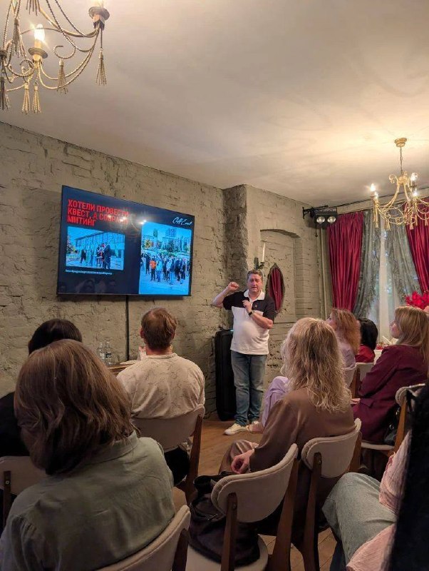 Спикер разбирает кейс на встрече HR Club