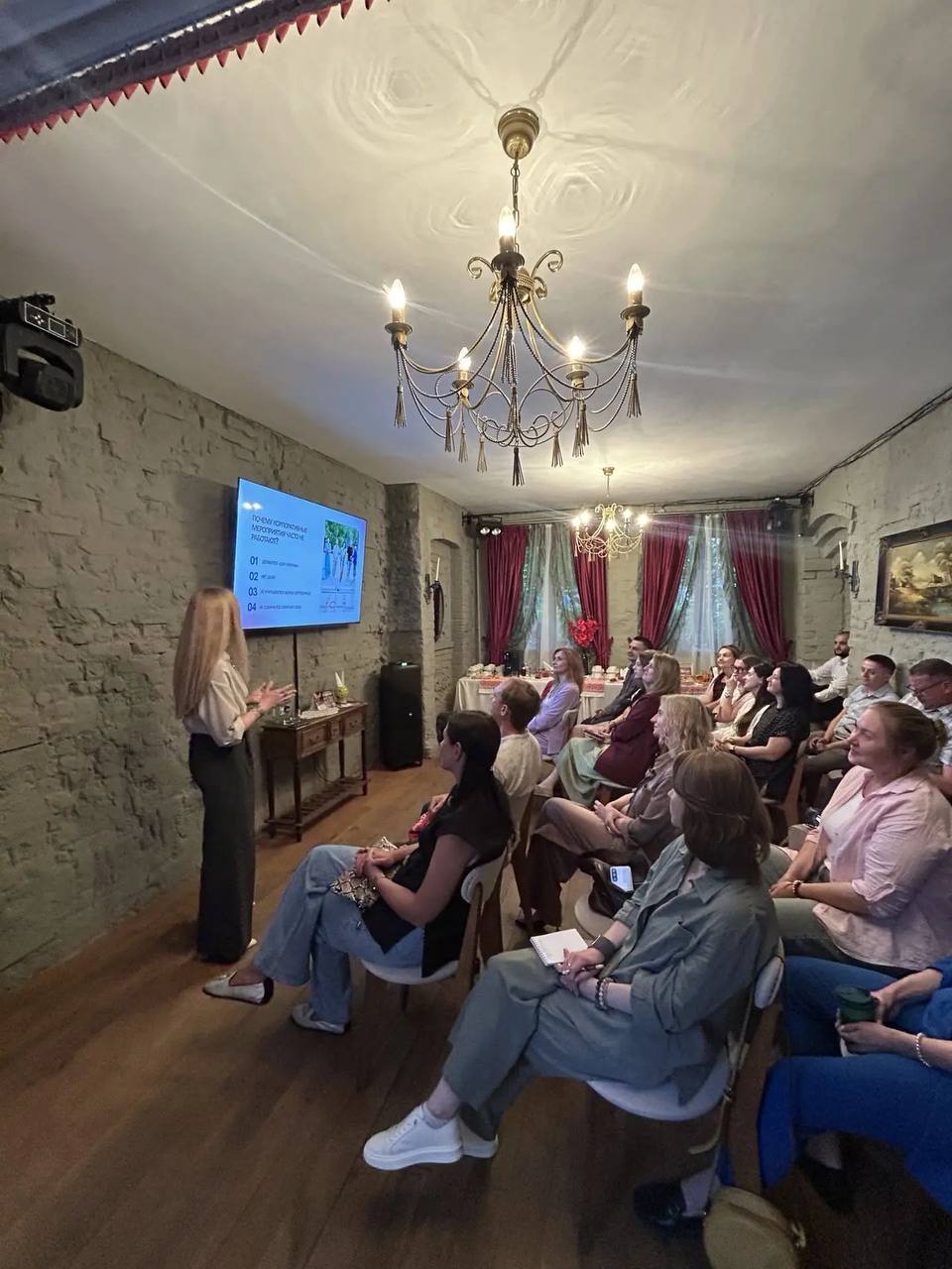 Спикер выступает на встрече HR Club